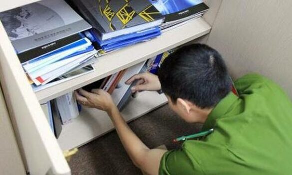 Tội chiếm đoạt, mua bán hoặc tiêu hủy vật, tài liệu bí mật nhà nước