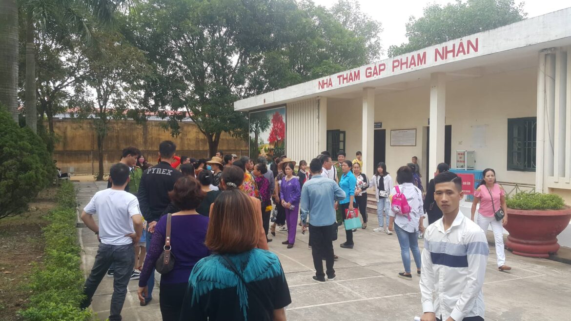 Bạn bè có được vào thăm phạm nhân không