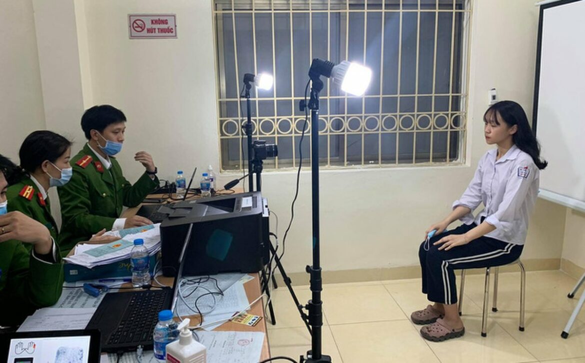 Làm căn cước công dân mặc áo gì