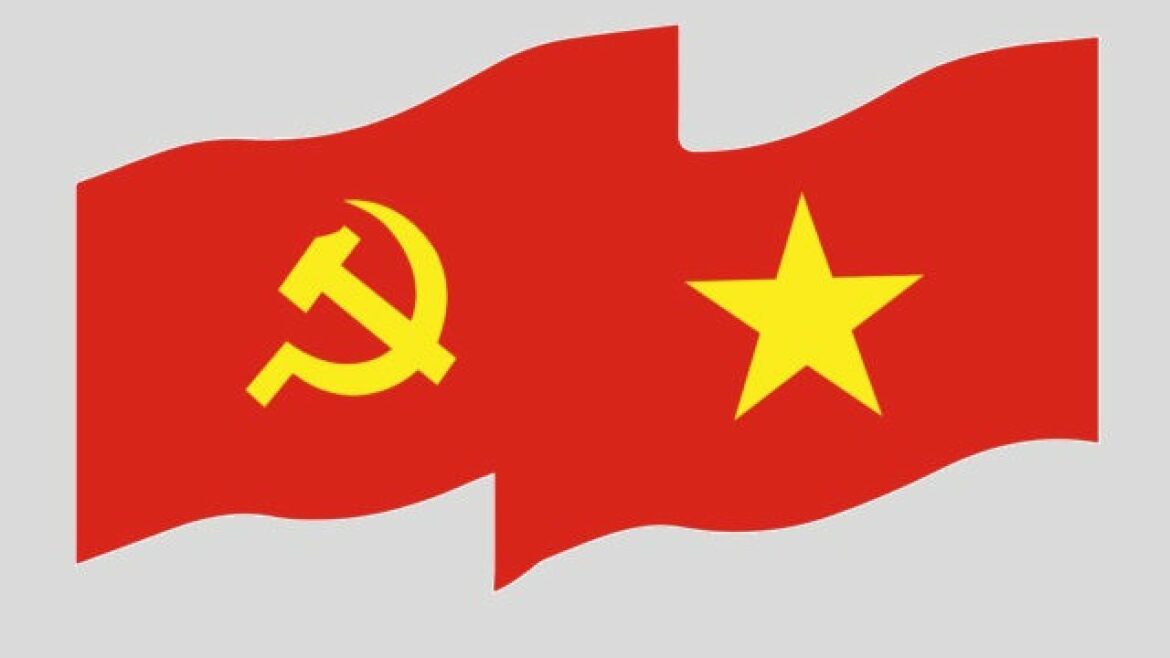 Pháp luật và chính trị là hai hiện tượng do yếu tố gì quyết định?