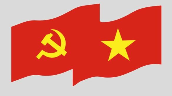 Pháp luật và chính trị là hai hiện tượng do yếu tố gì quyết định?