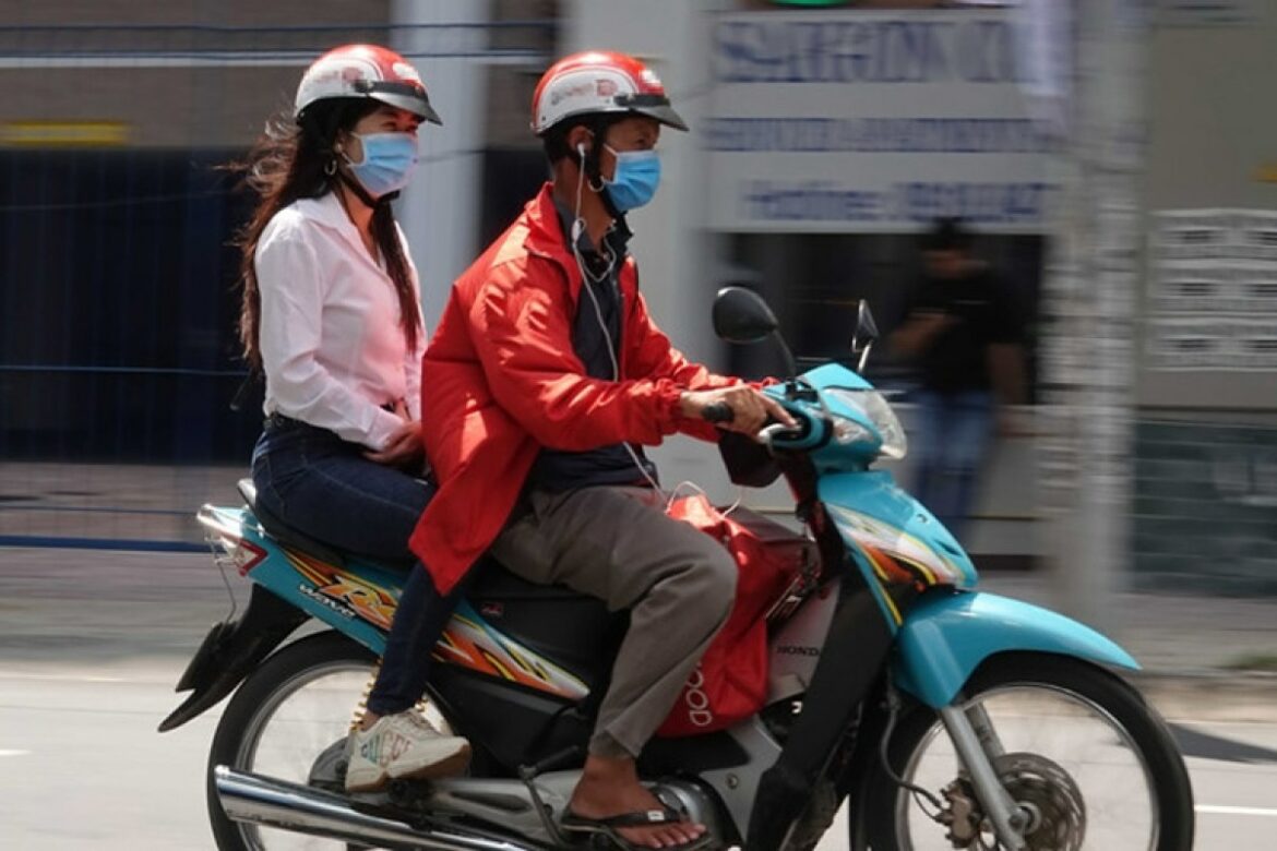 Đeo tai nghe để Google Maps chỉ đường khi lái xe máy, có bị phạt?