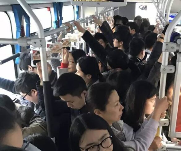 Sờ mông trên xe bị xử phạt thế nào