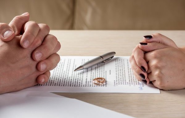 Vợ ở nhà nội trợ có được chia tài sản khi ly hôn hay không