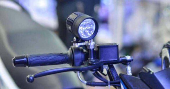 Xe máy lắp thêm đèn trợ sáng có bị phạt không theo quy định?