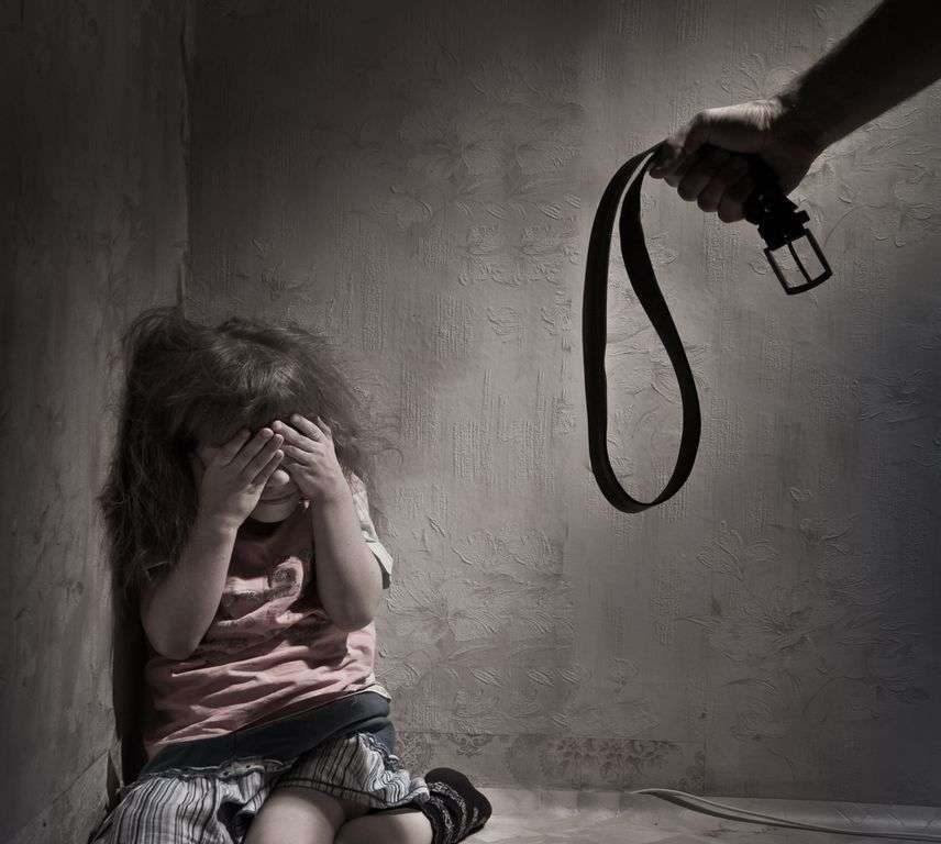 Cha bạo hành con gái ruột bị xử phạt như thế nào?
