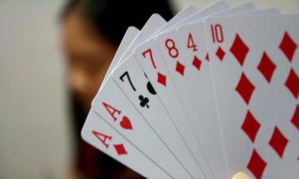 Đánh bài giải trí không ăn tiền trong bệnh viện có vi phạm?