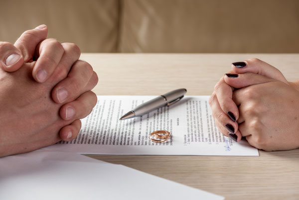 Chồng làm đơn ly hôn có phải bồi thường cho vợ không?