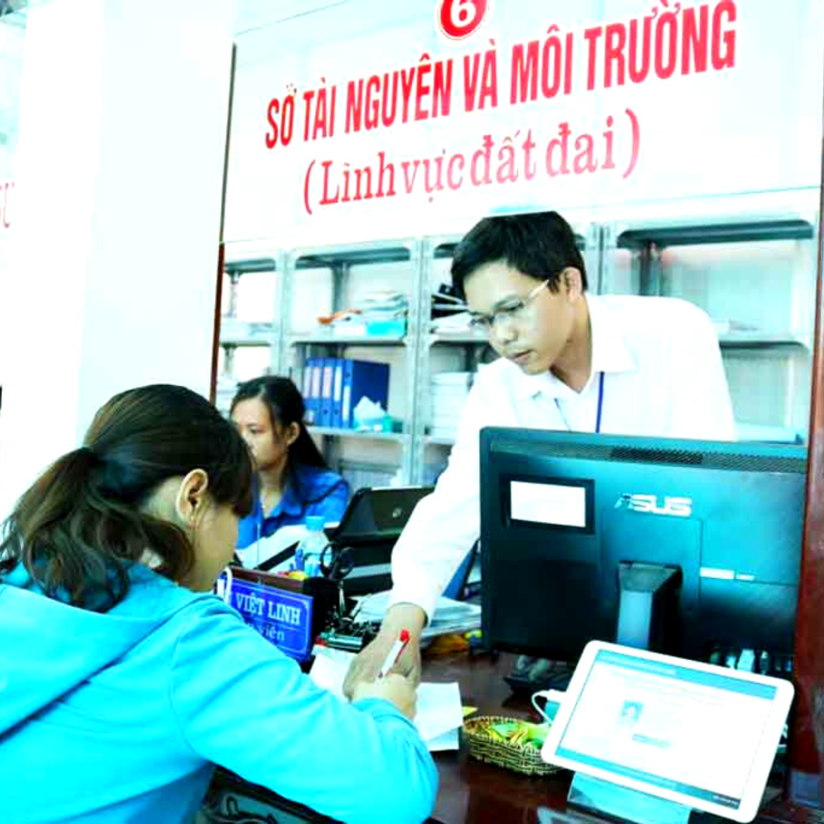 Đất; người trước bỏ hoang và người sau làm thì cấp sổ đỏ cho ai?