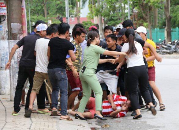 Hành vi ném chai vào người đi đường bị xử phạt bao nhiêu?