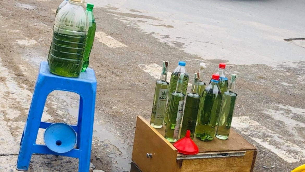 Bán xăng dầu qua chai lọ trên vỉa hè bị xử lý như thế nào?