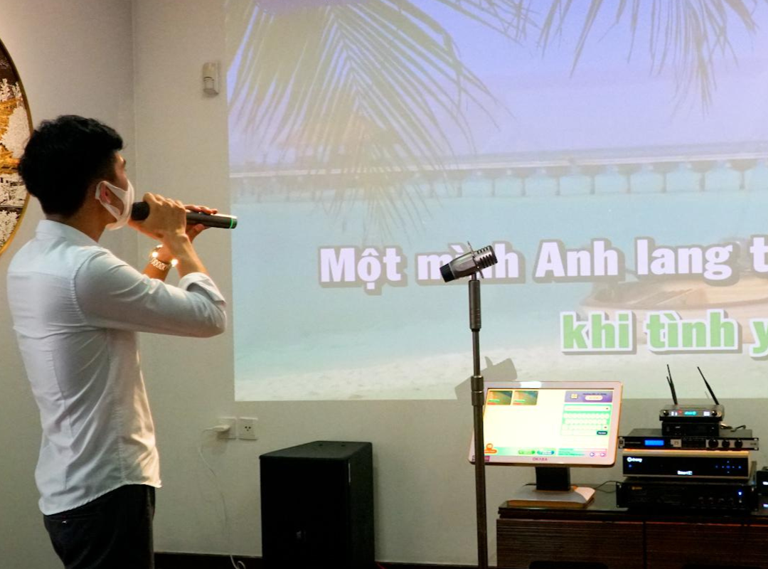 Hàng xóm hát karaoke ban đêm bị xử phạt thế nào?