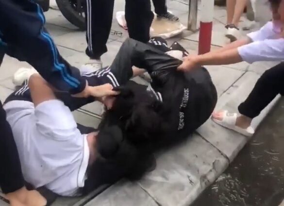 Học sinh đánh nhau ngoài nhà trường có bị phạt không?