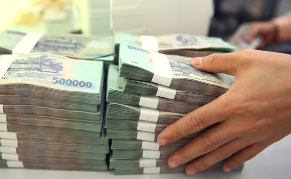 Nhờ người thân rút tiền ngân hàng có được hay không?