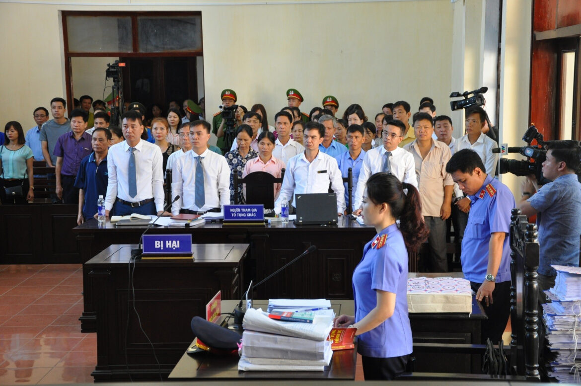 Xét xử vắng mặt nguyên đơn có được không?