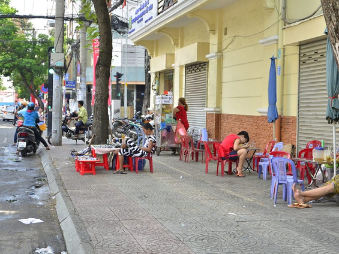 Lấn chiếm vỉa hè để buôn bán bị xử lý ra sao theo quy định Lấn chiếm vỉa hè để buôn bán bị xử lý ra sao theo quy định