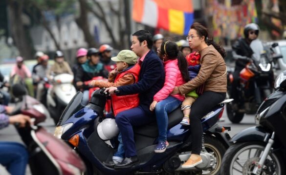 Xe mô tô chở quá số người quy định