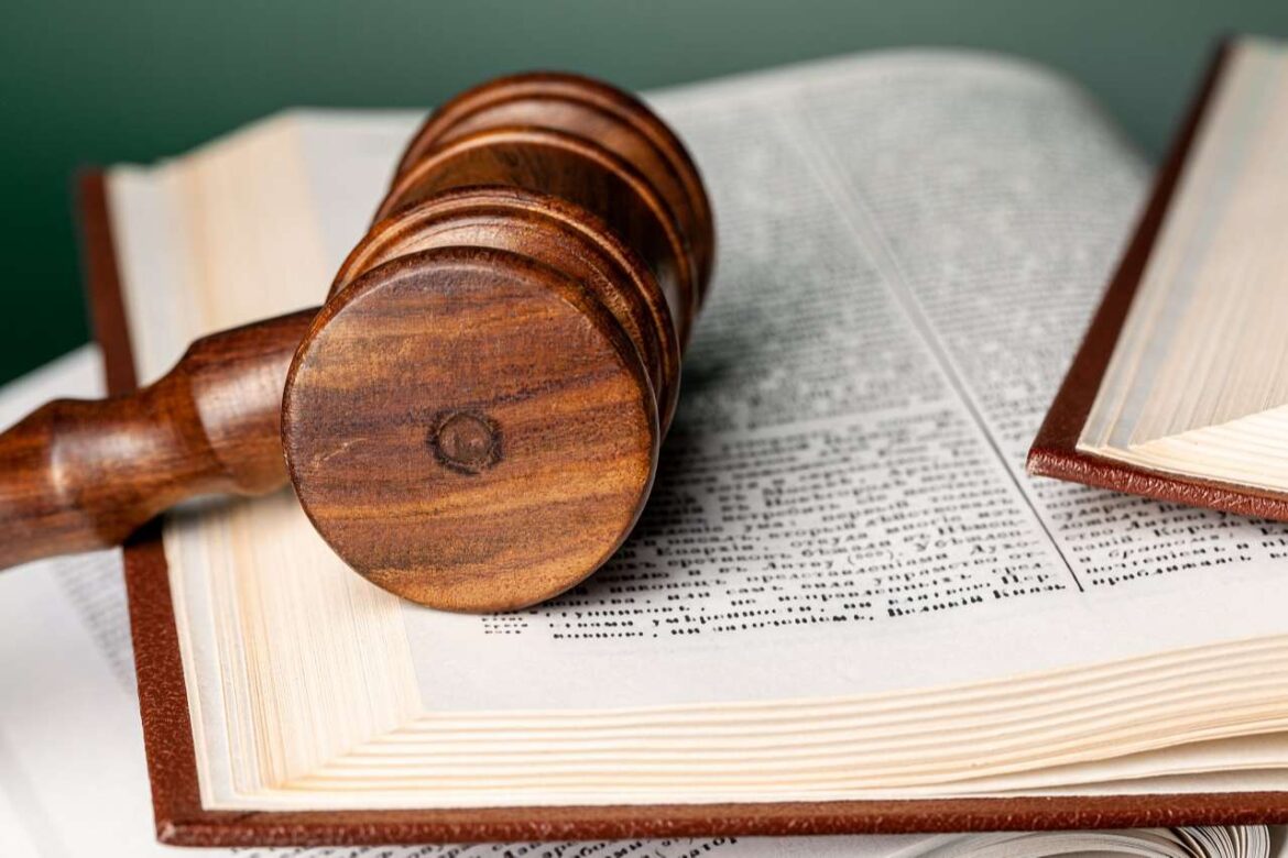 Thủ tục tố tụng dân sự được tiến hành theo trình tự nào?