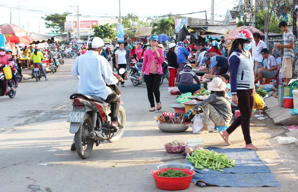 Buôn bán hàng rong lấn chiếm lòng lề đường phạt bao nhiêu tiền